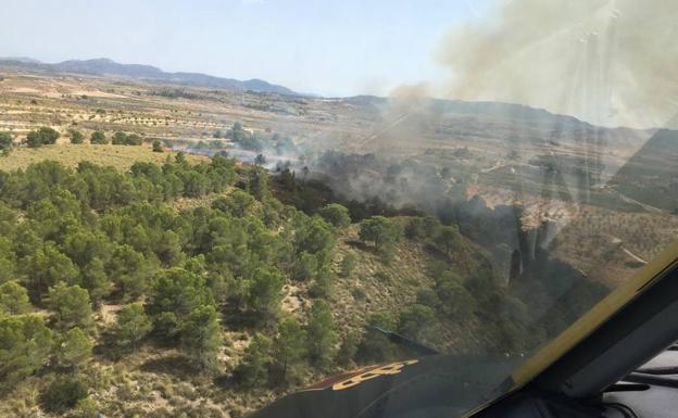 Controlado el incendio en la Sierra del Carche en Jumilla