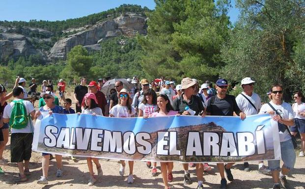Salvemos el Arabí se rodea de técnicos para justificar su rechazo a las granjas porcinas