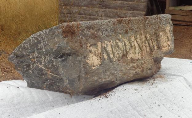 Recuperan una lápida romana arrancada del Monasterio de San Ginés de la Jara hace más de 10 años