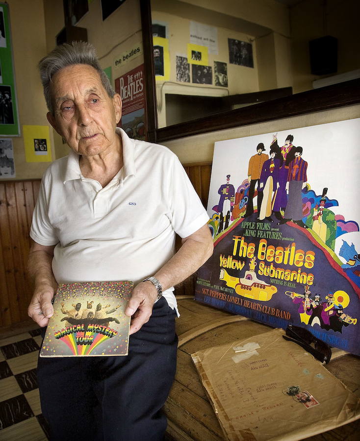 Fallece a los 93 años Juan Carrión, el profesor de inglés que inspiró la película 'Vivir es fácil con los ojos cerrados'