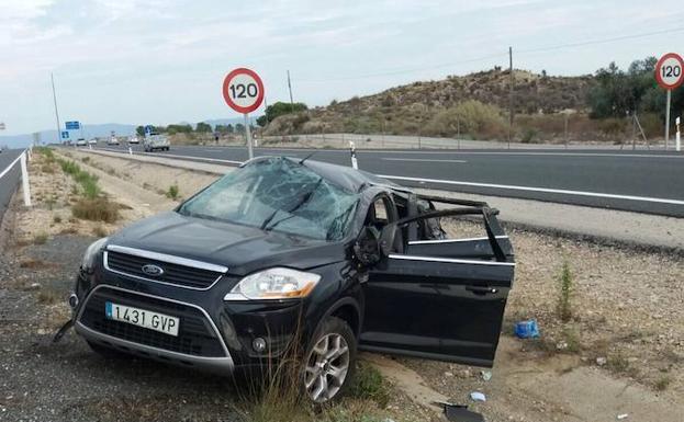 Tres heridos leves tras colisionar dos coches en la autovía del Noroeste