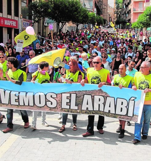 Masiva protesta contra las granjas porcinas en el Arabí