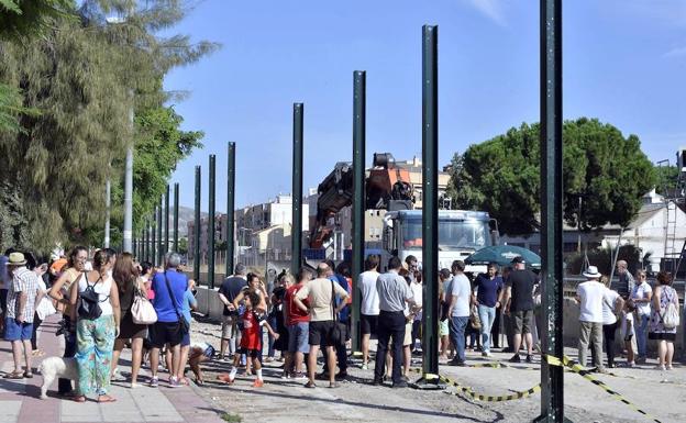 Vecinos de las vías se oponen al «cierre del muro» junto a Santiago el Mayor