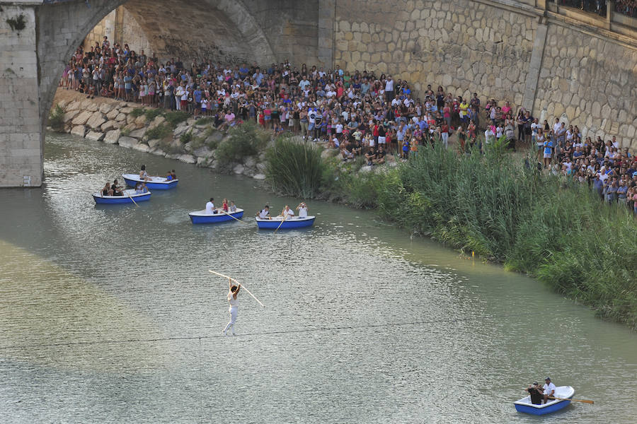 El funambulista Quirós completa con éxito su reto sobre el Segura