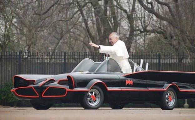 Una reportera confunde el 'papamóvil' con el 'batmóvil'