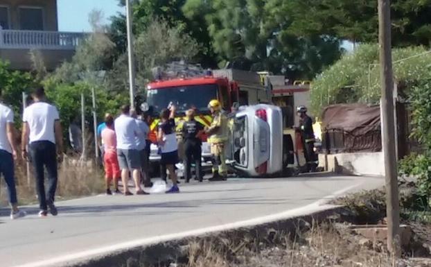 Herido tras volcar con su turismo en Alquerías