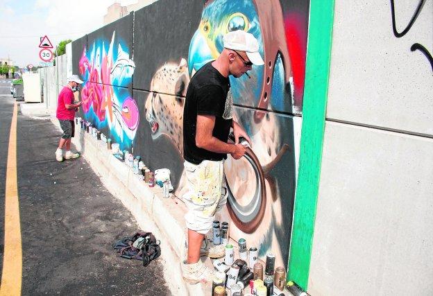 Nonduermas estrena un grafiti en la orilla de la vía