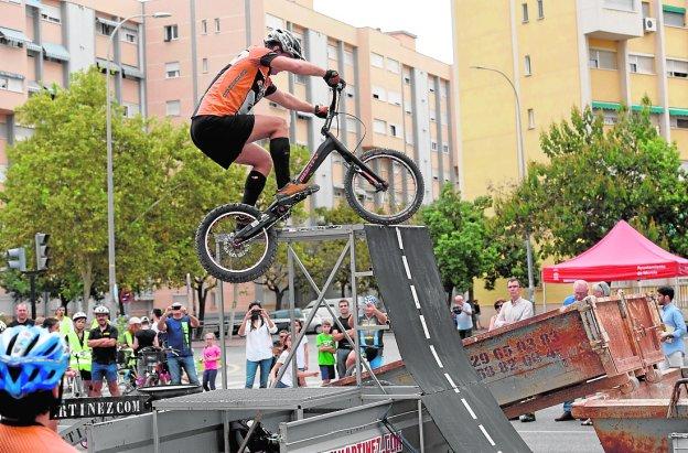 Salto de obstáculos en el Bicifest del barrio Infante