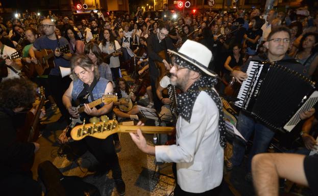 Los vecinos van hasta la plaza Belluga para cantar por el soterramiento