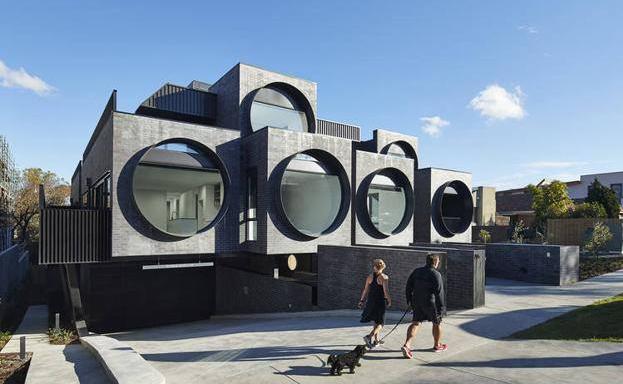 Viola a la gemela de su novia porque dice que la confundió