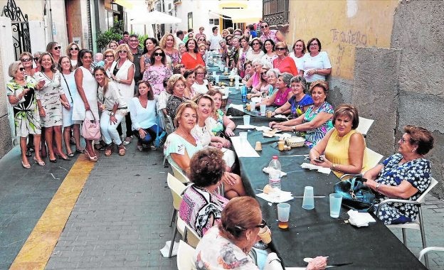 Las damas de la Amargura se van de feria