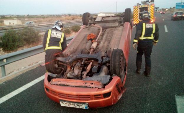 Tres heridos tras volcar un turismo en la A-30, a la altura de Ulea