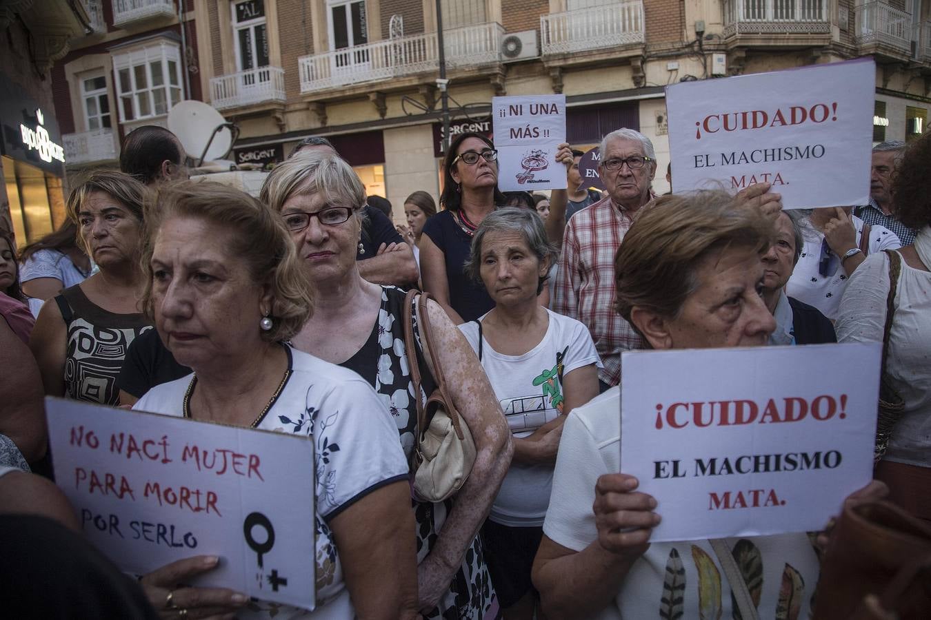 Doscientas personas protestan contra la violencia machista en Cartagena