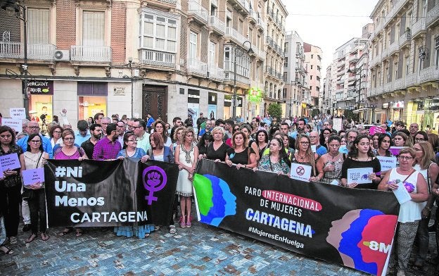 Doscientas personas protestan contra la violencia machista en la Plaza del Icue
