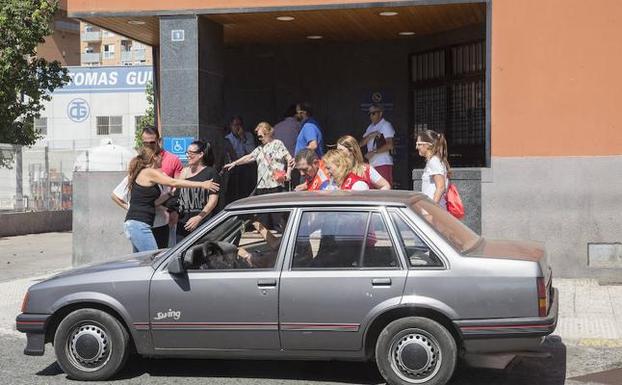 Trasladan al tanatorio el cuerpo de la joven asesinada en Canteras