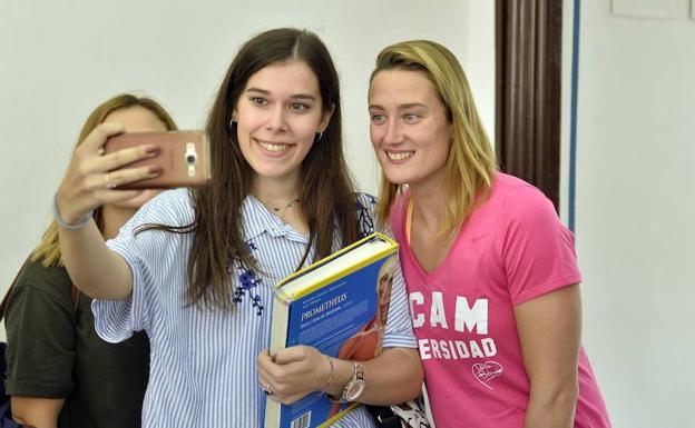 Mireia Belmonte: «Me gustaría conocer Murcia un poco más; siempre vengo escopeteada a las clases»