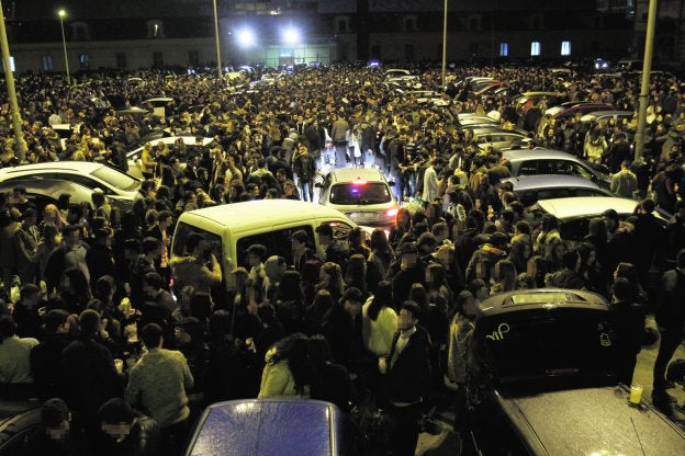 Aznar dice que es «imposible» evitar la presencia de menores