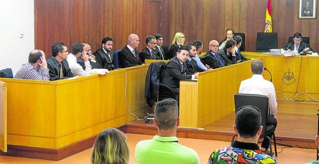 El juez decidirá si los cinco policías de Cala Cortina vuelven a prisión