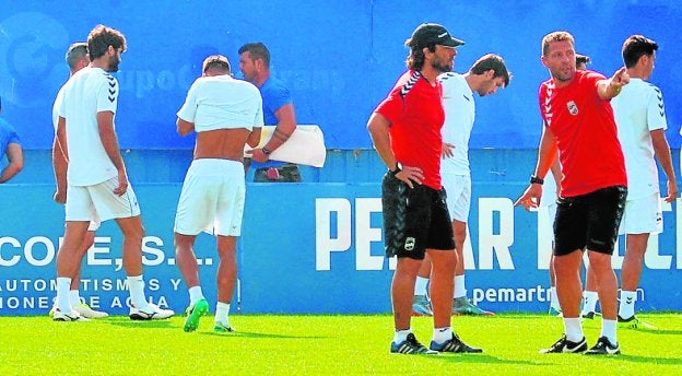 Curro Torres teme la visita del Cádiz, «un equipo hecho para subir»