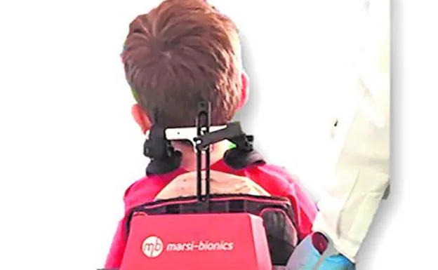 Un niño con un exoesqueleto de marcha pediátrico modelo ATLAS2020.