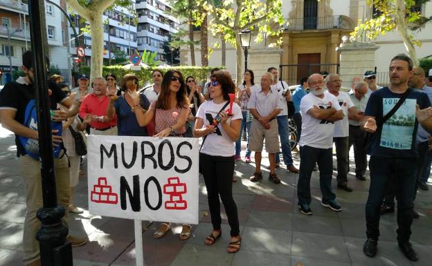 Cacerolada contra el «muro» en la Delegación del Gobierno