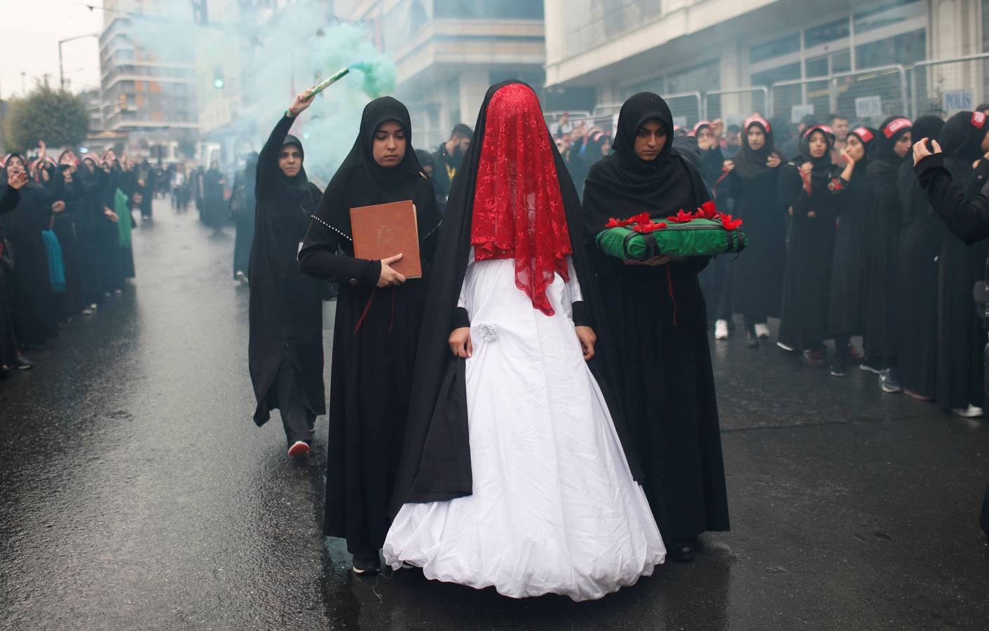 Procesión de luto y sangre