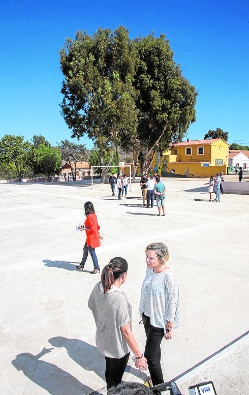 Padres del Llano piden tapar las balsas de residuos y un pabellón
