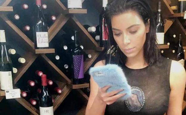 Kim Kardashian sigue usando accesorios de piel original de animal