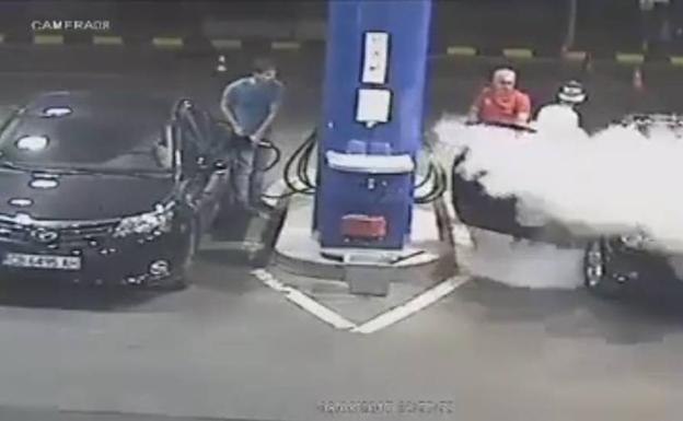 La lección de un gasolinero a un hombre que no quería apagar el cigarro