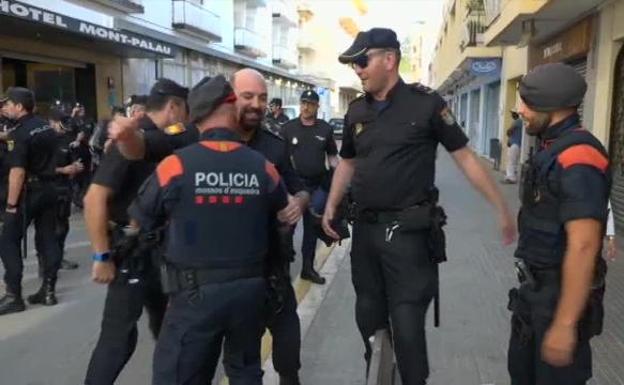 Mossos y Policías se abrazan en Pineda ante la marcha de estos últimos