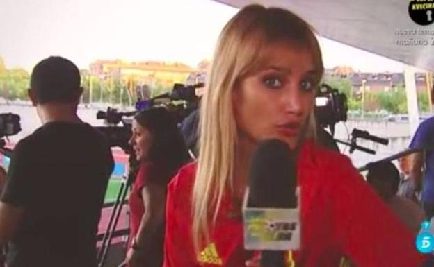 El esperpento de Alba Carrillo como reportera de 'La Roja'