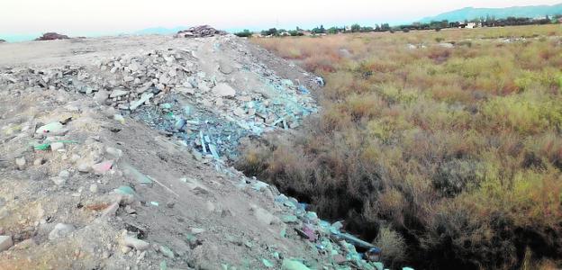 Escombrera ilegal entre El Palmar y San Ginés