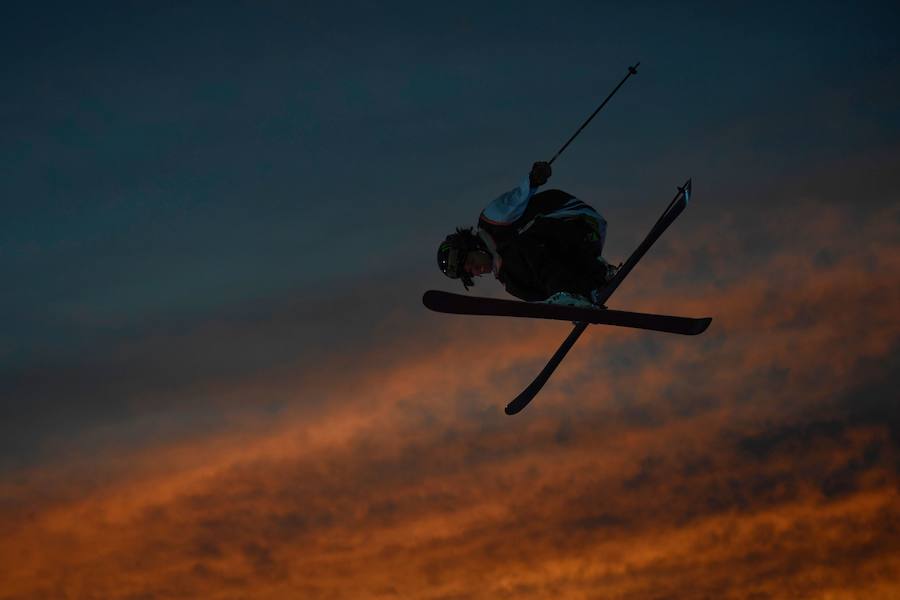 Acrobacias sobre el crepúsculo francés