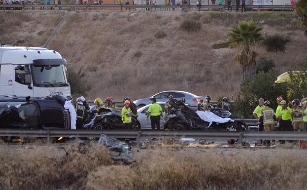 Cinco fallecidos en una colisión múltiple de dos camiones y otros once vehículos en la A-7