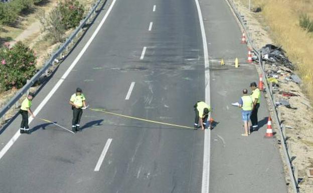 La Guardia Civil recoge pruebas en el lugar de la colisión