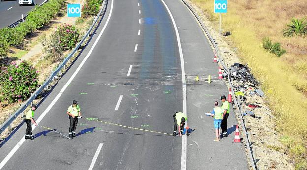 Debajo del puente fue embestido el primer vehículo