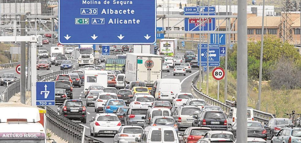 Cortes de vías y retenciones en la A-30 a la altura de Murcia en el inicio del Puente del Pilar