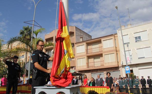 Miles de vecinos de la Región enarbolan 'la rojigualda' en el día grande del país