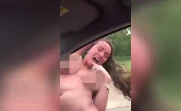 Muere por sacar medio cuerpo por la ventanilla haciendo topless