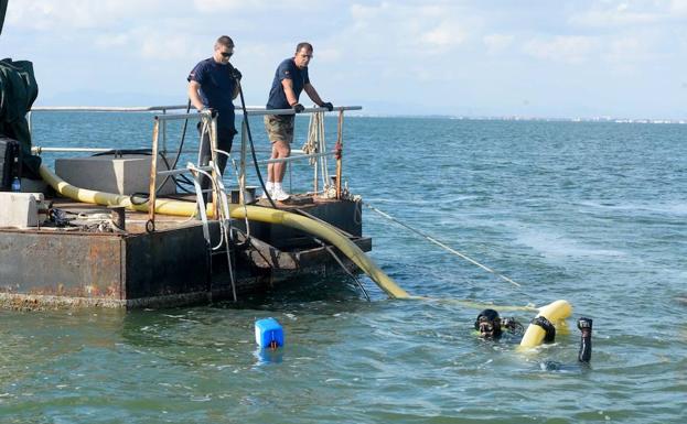 La Armada reflota del fondo del Mar Menor tres embarcaciones hundidas la pasada década