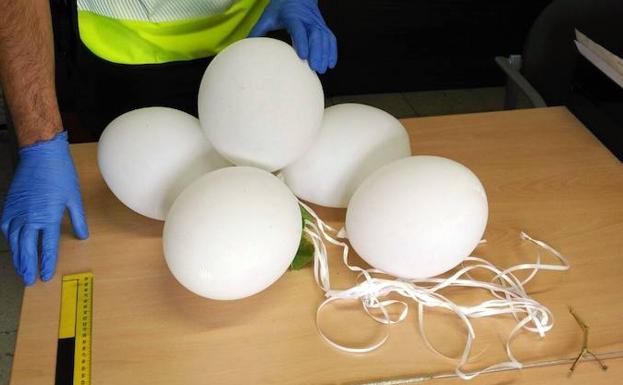 Encuentran el primer indicio de terroristas incendiarios: bengalas atadas a globos de helio
