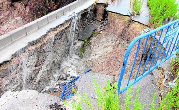 Un socavón 'engulle' la calle Aljibe