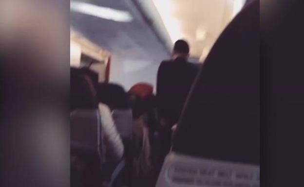 Pide matrimonio a su novia cuando creía que iban a morir en un avión