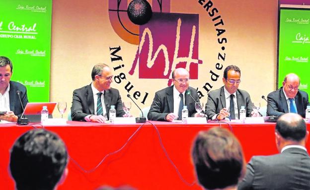 UMH y Caja Rural Central programan un máster en dirección y gestión bancaria