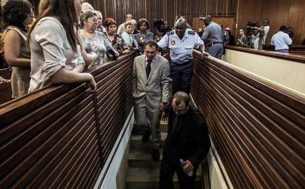 Cárcel para dos sudafricanos culpables de encerrar vivo a un hombre negro en un ataúd