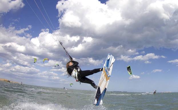 El PP pide acotar zonas para 'kitesurf' en las playas de la Región