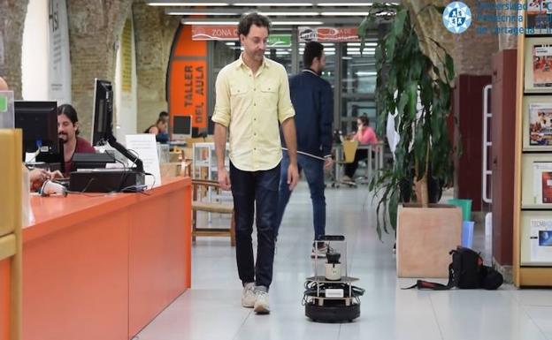 Un alumno de la UPCT diseña un robot que ayuda a encontrar libros en la biblioteca