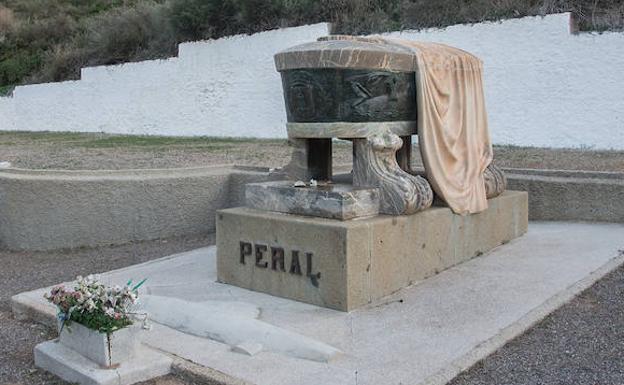 Un paseo por tumbas ilustres de la Región