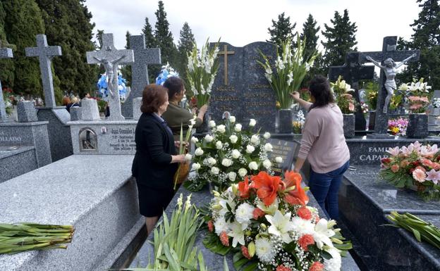 Los camposantos de la Región se llenan de flores y recuerdos