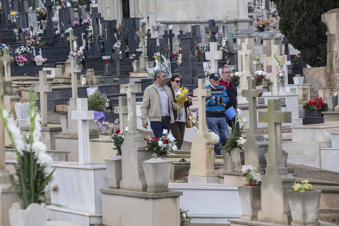 Los cartageneros visitan las tumbas de sus familiares